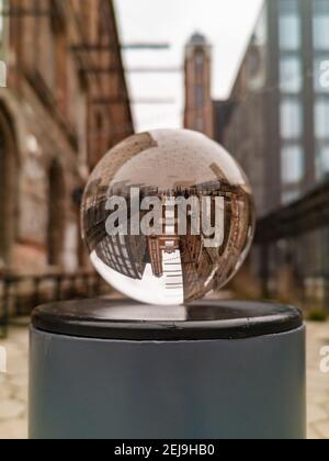 Lodz, Pologne - février 23 2020 long chemin jusqu'à la place off se reflète dans le cristal glassy lensball Banque D'Images