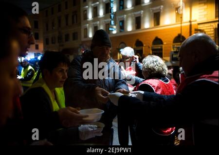 Rome, Italie. 28 février 2017. 2/28/2017 - 28 février 2017 : Père Konrad Krajewski lors de la distribution de repas aux pauvres à la gare Termini avec des volontaires (photo d'IPA/Sipa USA) crédit: SIPA USA/Alay Live News Banque D'Images