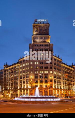 Vue nocturne du bâtiment Edificio Generali, Barcelone, Catalogne, Espagne Banque D'Images