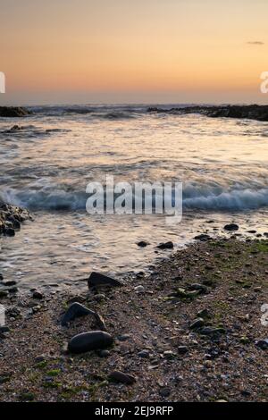 La baie de Croyde rocks au seascape at sunset Banque D'Images