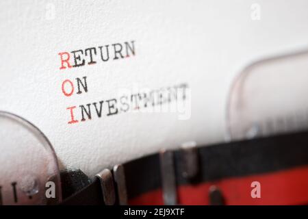 Retour sur investissement phrase écrit avec une machine à écrire. Banque D'Images