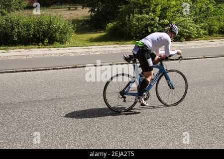 Une femme qui fait de la course sur un vélo de route pendant le triathlon. Vue de derrière. Lyngby, Danemark - 22 juin 2014. Banque D'Images