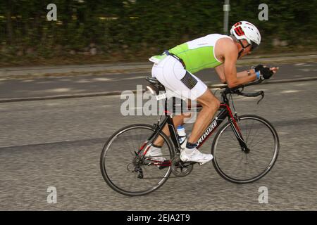 Course de cyklist sur un vélo de route pendant le triathlon. Vue de derrière. Lyngby, Danemark - 22 juin 2014. Banque D'Images