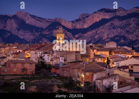 Village d'Arnes au crépuscule. En arrière-plan, la gamme ports (Catalogne, Espagne) Banque D'Images