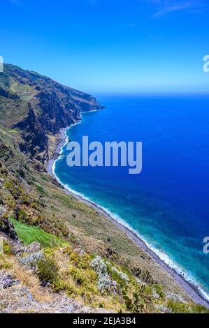 Vue panoramique depuis le phare de Ponta do Pargo jusqu'à la magnifique côte de l'île de Madère, Portugal Banque D'Images