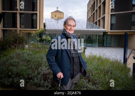 Sir Roger Penrose, professeur émérite à l'Institut mathématique de l'Université d'Oxford. Il a reçu le prix Nobel de physique. Banque D'Images