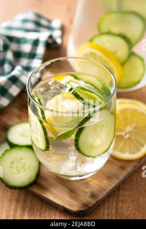 Eau ou eau de sassy avec concombre et citron sur bois tableau Banque D'Images