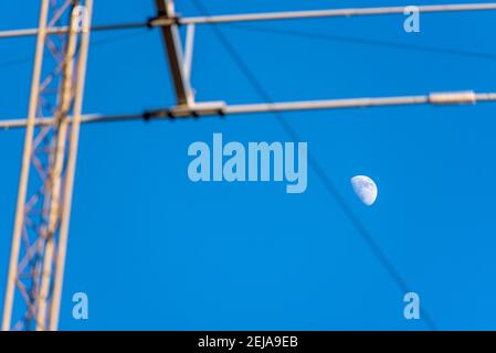 21 février 2021, Saxe-Anhalt, Wolmirstedt: La lune peut être vue derrière l'antenne d'un opérateur radioamateur. Photo: Stephan Schulz/dpa-Zentralbild/ZB Banque D'Images