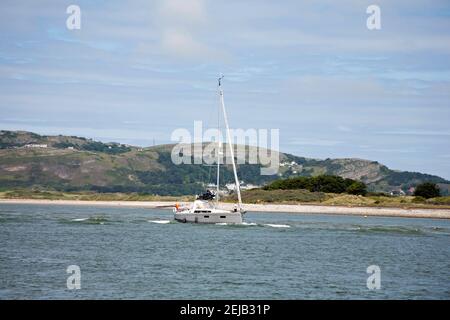 Yacht naviguant sur la rivière Conwy à amarrer à Conwy Snowdonia du Nord du pays de Galles Banque D'Images