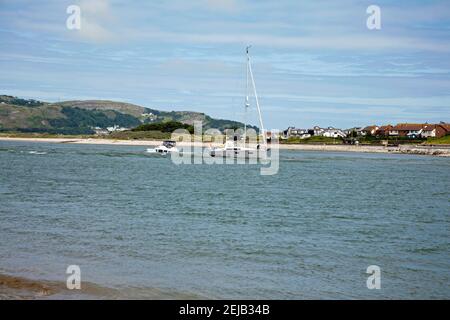 Yacht naviguant sur la rivière Conwy à amarrer à Conwy Snowdonia du Nord du pays de Galles Banque D'Images