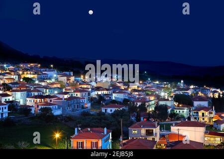 Vue panoramique vue de nuit dans une nuit de pleine lune, du village traditionnel de Mesotopos, dans l'île de Lesbos, dans le nord de la mer Égée, Grèce. Banque D'Images