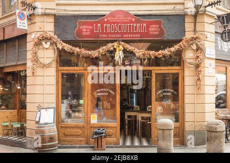 Le panneau pour la Prosciutteria Azienda Renascmentho Montespertoli Firenze a Épicerie fine traditionnelle vendant du pain de jambon et de la nourriture à Bologne Italie Banque D'Images