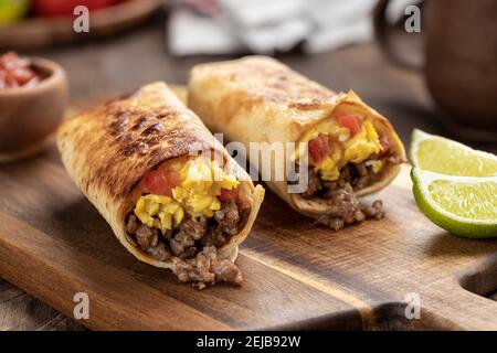 Deux tortillas avec œufs brouillés, saucisses et tomates dans un tortilla Banque D'Images