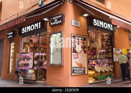 La épicerie fine Simoni vend du fromage italien et du jambon Bologne Italie Banque D'Images