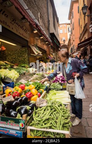 Mélange de fruits et légumes frais à vendre sur un marché Décrochage à Bologne Italie Banque D'Images