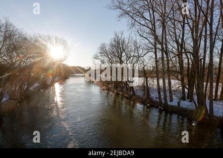 Lunen, Rhénanie-du-Nord-Westphalie, Allemagne - Ensoleillé paysage d'hiver dans la région de la Ruhr, coucher de soleil avec glace et neige sur la Lippe. Banque D'Images