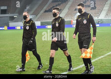 LUBIN, POLOGNE - 11 FÉVRIER 2021: Match de football coupe polonaise de Fortuna entre KGHM Zaglebie Lubin - Chojniczanka Chojnice 0:0 (4:5). Trois arbitres Dar Banque D'Images