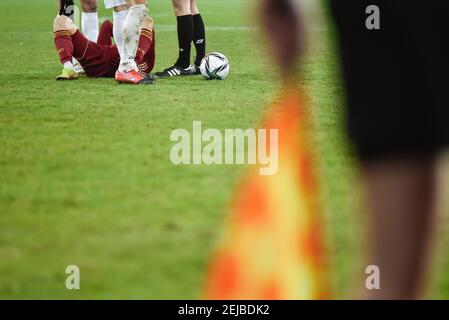 LUBIN, POLOGNE - 11 FÉVRIER 2021: Match de football coupe polonaise de Fortuna entre KGHM Zaglebie Lubin - Chojniczanka Chojnice 0:0 (4:5). Joueurs blessés li Banque D'Images