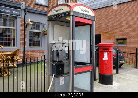 LEYTONSTONE, LONDRES - 22 FÉVRIER 2021 : une boîte téléphonique vandalisée à l'extérieur du pub Bell sur High Road Leytonstone. Banque D'Images