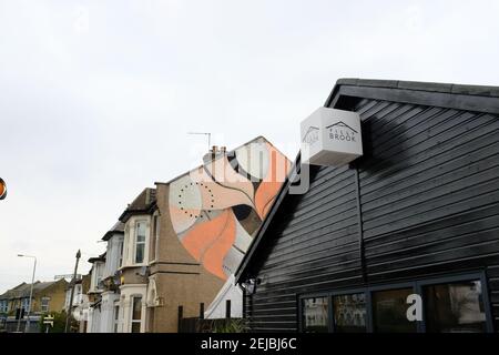 LEYTONSTONE, LONDRES - 22 FÉVRIER 2021 : bar et restaurant Filly Brook à Leytonstone. Peinture murale de l'artiste Lucy McLauchlan. Banque D'Images