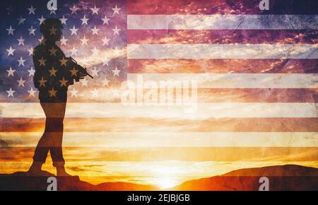 Soldat armé avec un fusil debout et regardant à l'horizon. Drapeau des États-Unis. Silhouette au coucher du soleil. Guerre, armée, militaire, garde. Banque D'Images