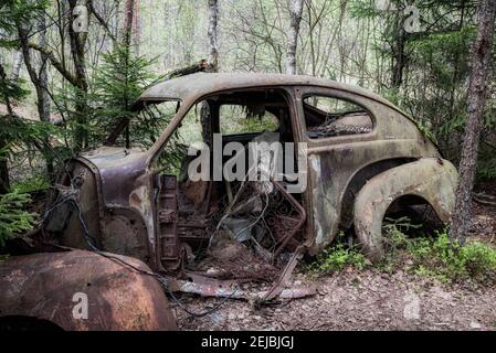 KIRKOE MOSSE, SUÈDE - 30 MAI 2020 : cimetière de voitures situé dans une forêt à Kirkoe Mosse, Suède. Banque D'Images