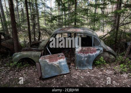 KIRKOE MOSSE, SUÈDE - 30 MAI 2020 : cimetière de voitures situé dans une forêt à Kirkoe Mosse, Suède. Banque D'Images