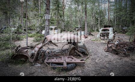 KIRKOE MOSSE, SUÈDE - 30 MAI 2020 : cimetière de voitures situé dans une forêt à Kirkoe Mosse, Suède. Banque D'Images