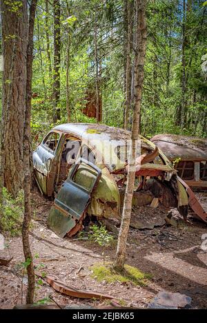 KIRKOE MOSSE, SUÈDE - 30 MAI 2020 : cimetière de voitures situé dans une forêt à Kirkoe Mosse, Suède. Banque D'Images