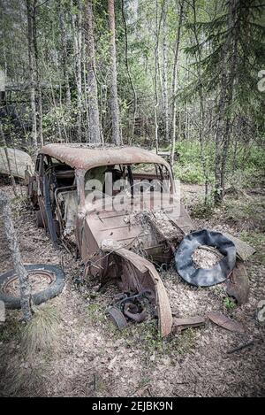 KIRKOE MOSSE, SUÈDE - 30 MAI 2020 : cimetière de voitures situé dans une forêt à Kirkoe Mosse, Suède. Banque D'Images