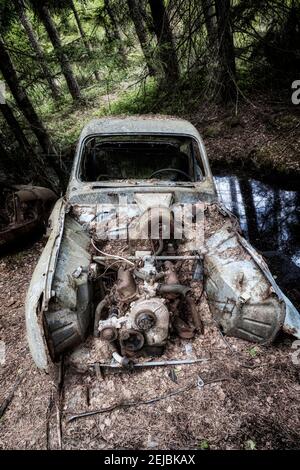 KIRKOE MOSSE, SUÈDE - 30 MAI 2020 : cimetière de voitures situé dans une forêt à Kirkoe Mosse, Suède. Banque D'Images