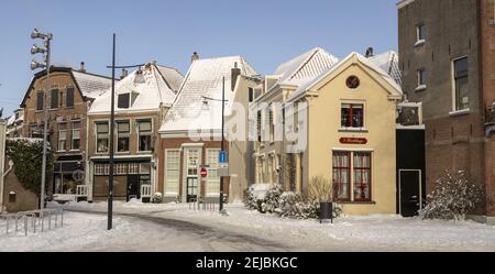 ZUTPHEN, PAYS-BAS - 10 févr. 2021 : vue panoramique sur les façades historiques colorées des rues enneigées et blanches du centre-ville médiéval de l'hanséatique néerlandais Banque D'Images