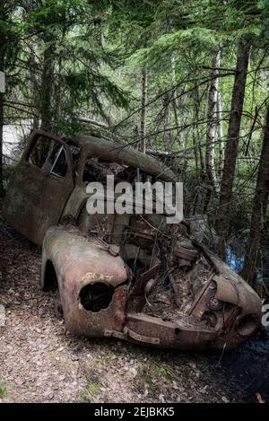 KIRKOE MOSSE, SUÈDE - 30 MAI 2020 : cimetière de voitures situé dans une forêt à Kirkoe Mosse, Suède. Banque D'Images