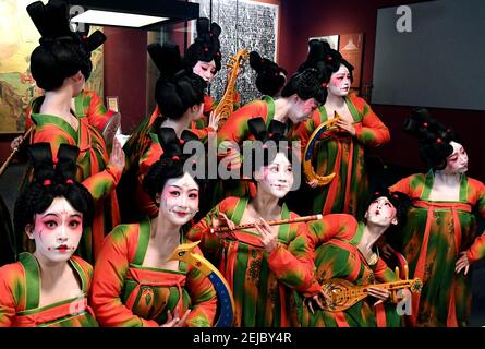 (210222) -- ZHENGZHOU, 22 février 2021 (Xinhua) -- des danseurs posent pour des photos lors de l'enregistrement d'un programme au Musée Henan de Zhengzhou, dans la province de Henan en Chine centrale, 20 février 2021. Quatorze danseurs de Zhengzhou Song and Dance Theatre ont été très occupés depuis que la danse qu'ils ont exécutée est devenue virale en ligne. La représentation, nommée banquet du palais de Tang, a été organisée au gala du Festival de printemps de la province de Henan. Brillamment chorégraphié et joué, la danse a presque rendu vivantes les anciennes figurines dansantes de la dynastie Tang (618-907). Le banquet de représentation du Tang Palace, inspiré par Banque D'Images