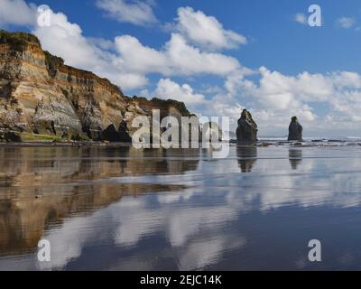 Nouvelle-Zélande, Île du Nord, trois Sœurs. Les formations rocheuses uniques connues sous le nom de Three Sisters and the Elephant, situées sur la côte nord de Taranaki Banque D'Images