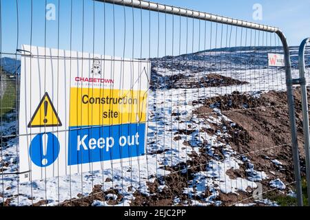 Une clôture de sécurité et un panneau de signalisation de non-sortie sur un chantier où les travaux de construction n'ont pas encore commencé. Notinghamshire, Angleterre, Royaume-Uni Banque D'Images