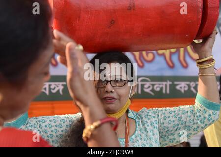 Kolkata, Inde. 22 février 2021. Une militante du All India Trinamool Congress (TMC) Mahila Morcha (aile des femmes) détient la bouteille de gaz de cuisson factice pour protester contre la hausse des prix du carburant dans tout le pays lors de la manifestation sit-in. (Photo de Biswarup Ganguly/Pacific Press) crédit: Pacific Press Media production Corp./Alay Live News Banque D'Images