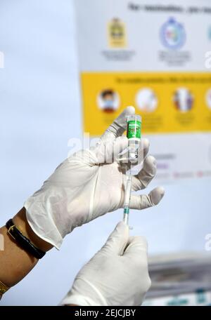 Guwahati, Assam, Inde. 21 février 2021. Une infirmière prête à injecter l'injection de COVID-19 à une personne âgée comme dans différentes parties de l'Inde les cas positifs de COVID-19 augmentent à l'hôpital Gauhati Medical College (GMCH) à Guwahati Assam Inde le lundi 22 février 2021.Administration de district Kamrup Metro a déclaré Don Bosco école, Panbazar comme zone de confinement pendant sept jours jusqu'au 27 février 2021 comme deux enseignants de l'École est testé positif pour COVID-19 crédit: Dasarath Deka/ZUMA Wire/Alay Live News Banque D'Images