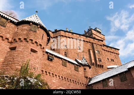 Murs du château du Haut-Koenigsbourg, dans la neige en hiver, Alsace, France Banque D'Images