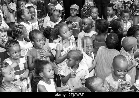 JOHANNESBURG, AFRIQUE DU SUD - 20 février 2021: Soweto, Afrique du Sud - 16 novembre 2012: Jeunes enfants d'âge préscolaire africains chantant des chansons dans le terrain de jeu d'a Banque D'Images