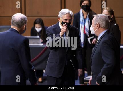 Washington, États-Unis. 22 février 2021. Le juge Merrick Garland s'entretient avec le président de la Commission judiciaire Richard Durbin, D-il, (R) et le sénateur Chuck Grassley, R-IA, membre du classement, lorsqu'il arrive à témoigner devant une audience de la Commission judiciaire du Sénat sur sa nomination au poste de procureur général des États-Unis à Capitol Hill, Washington, DC, le 22 février 2021. Photo par Bill Clark/UPI crédit: UPI/Alay Live News Banque D'Images