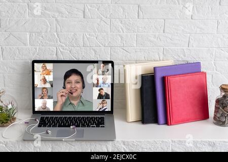 De nombreux portraits de visages de divers jeunes et personnes âgées vue webcam, tout en participant à la visioconférence en ligne réunion dirigée par le chef d'entreprise. Groupe Banque D'Images