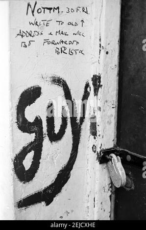 Royaume-Uni, West London, Notting Hill, 1973. Les grandes maisons de quatre étages en ruine et en ruine commencent à être restaurées et redécorées. Un message a été laissé sur la porte d'entrée d'une maison verrouillée pour empêcher les squatters de se déplacer. Les résidents (probablement les squatters) ont quitté ou ont été expulsés. Banque D'Images