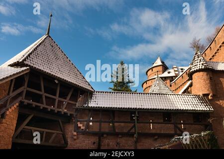 Promenade dans le château du Haut-Koenigsbourg, dans la neige en hiver, Alsace, France Banque D'Images