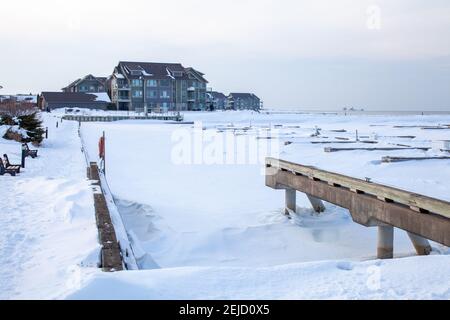 Le gelé dans les glissades à la marina privée à Lighthouse point, à Collingwood, est vide tout l'hiver, attendant la baie le dégel et les bateaux à la Banque D'Images