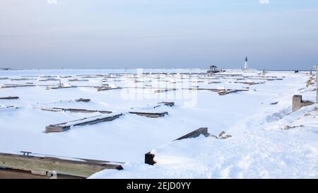 Le gelé dans les glissades à la marina privée à Lighthouse point, à Collingwood, est vide tout l'hiver, attendant la baie le dégel et les bateaux à la Banque D'Images