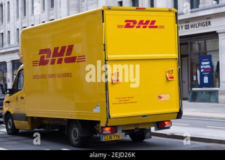 Londres, Royaume-Uni. 22 février 2021. Le camion de livraison Dalsey Hillblom Lynn 'DHL' vu sur Regent Street. Crédit : SOPA Images Limited/Alamy Live News Banque D'Images