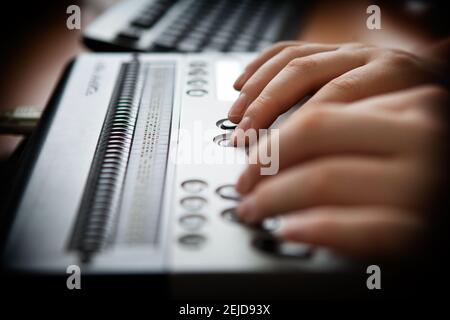 Ordinateur portable en braille permettant aux malvoyants d'accéder aux ordinateurs.