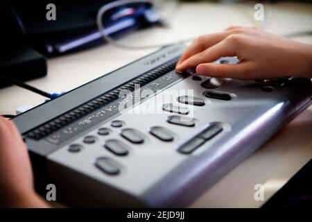 Ordinateur portable en braille permettant aux malvoyants d'accéder aux ordinateurs.