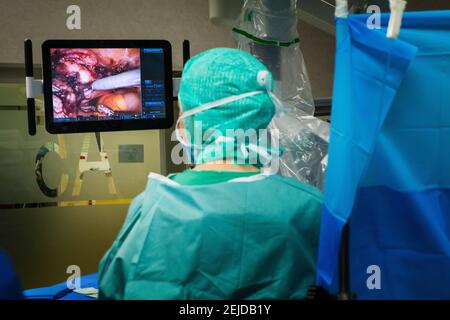 Dans la salle d'opération, une hystérectomie avec un robot chirurgical. Banque D'Images